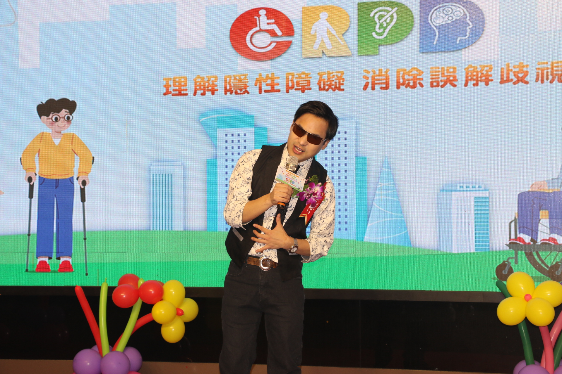 視障者徐承邦用音樂找到光 飛越人生高牆 他在表揚會場高歌 獲得如雷掌聲